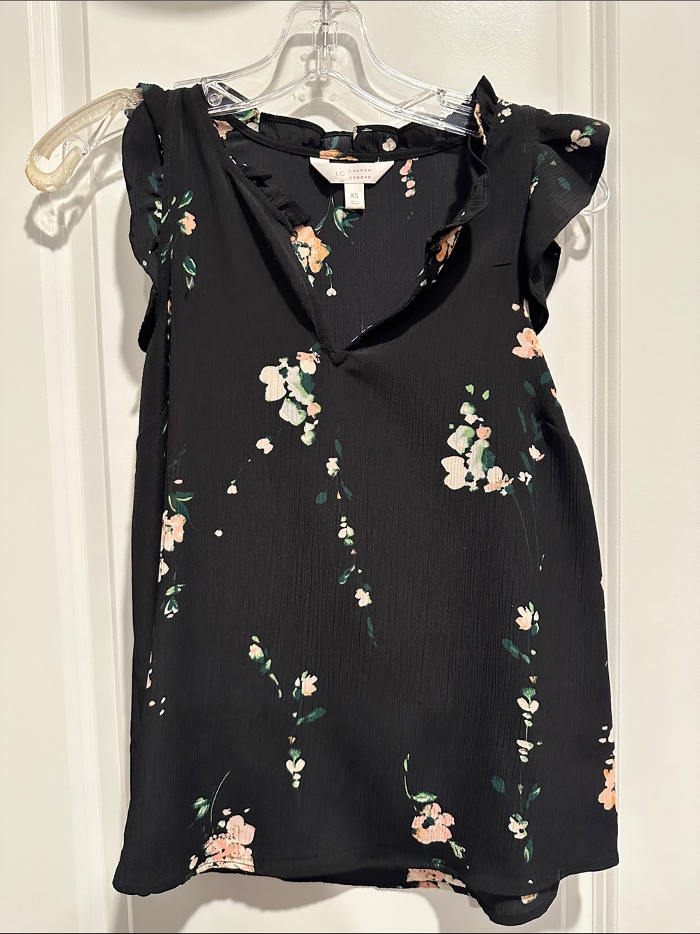 Lauren Conrad Women’s Black Floral Flutter-Sleeve Top